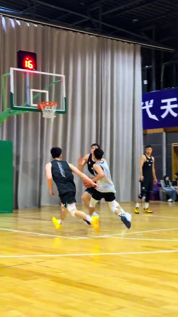 挥洒汗水！四川男篮晒球队训练视频：团结一致 努力拼搏